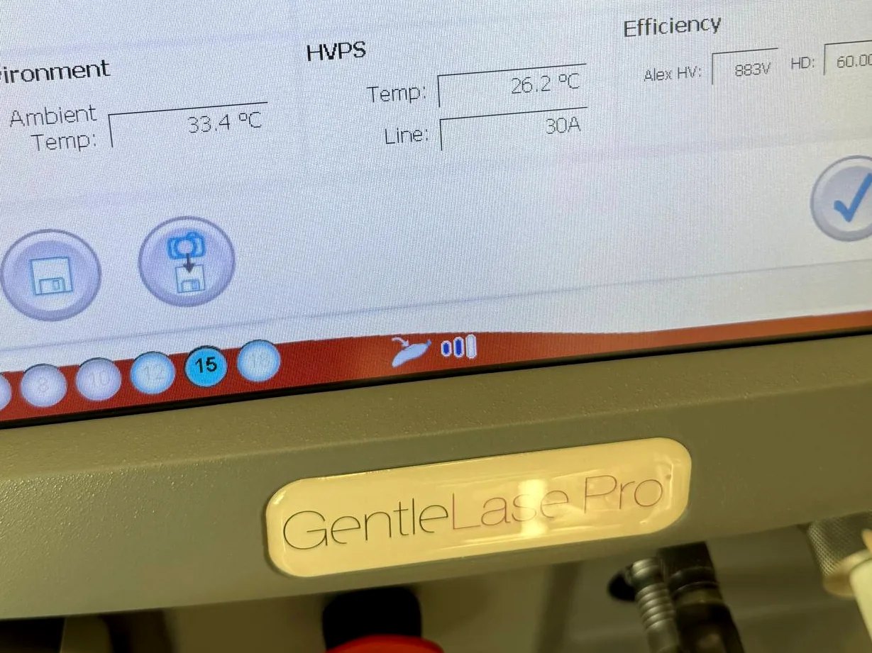 Шильдик GentleLase Pro на консоли